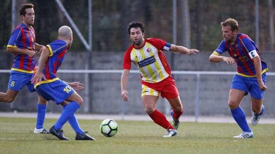 Un lance del partido entre el Pontellas y el Alerta Navia. // C. Graña