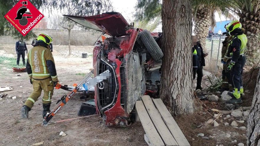 Un muerto y dos heridos al estrellarse un coche contra un árbol en Petrer