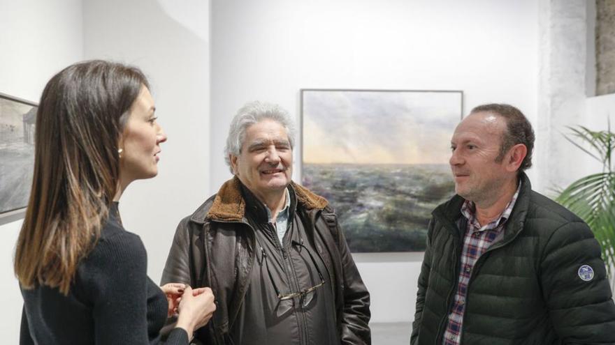 Por la izquierda, Bea Villamarín, Alejandro Quincoces y Guillermo Simón, ayer, en la galería. | Marcos León