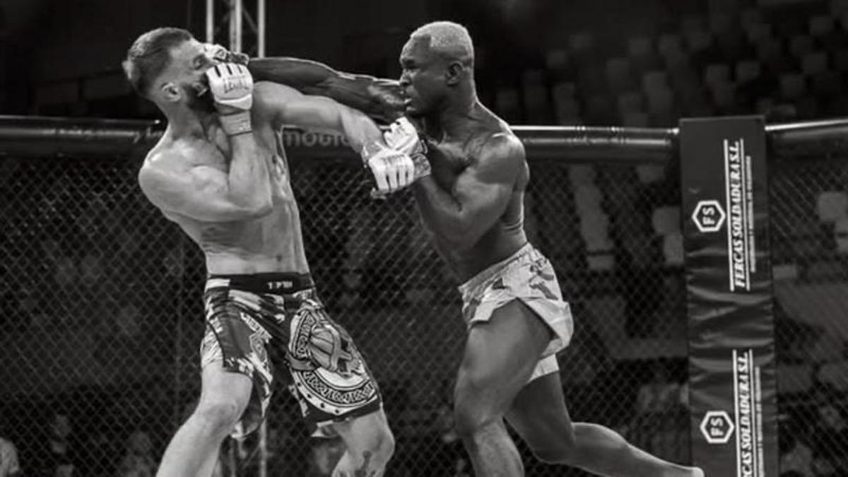Yan Blasco durante un combate de MMA