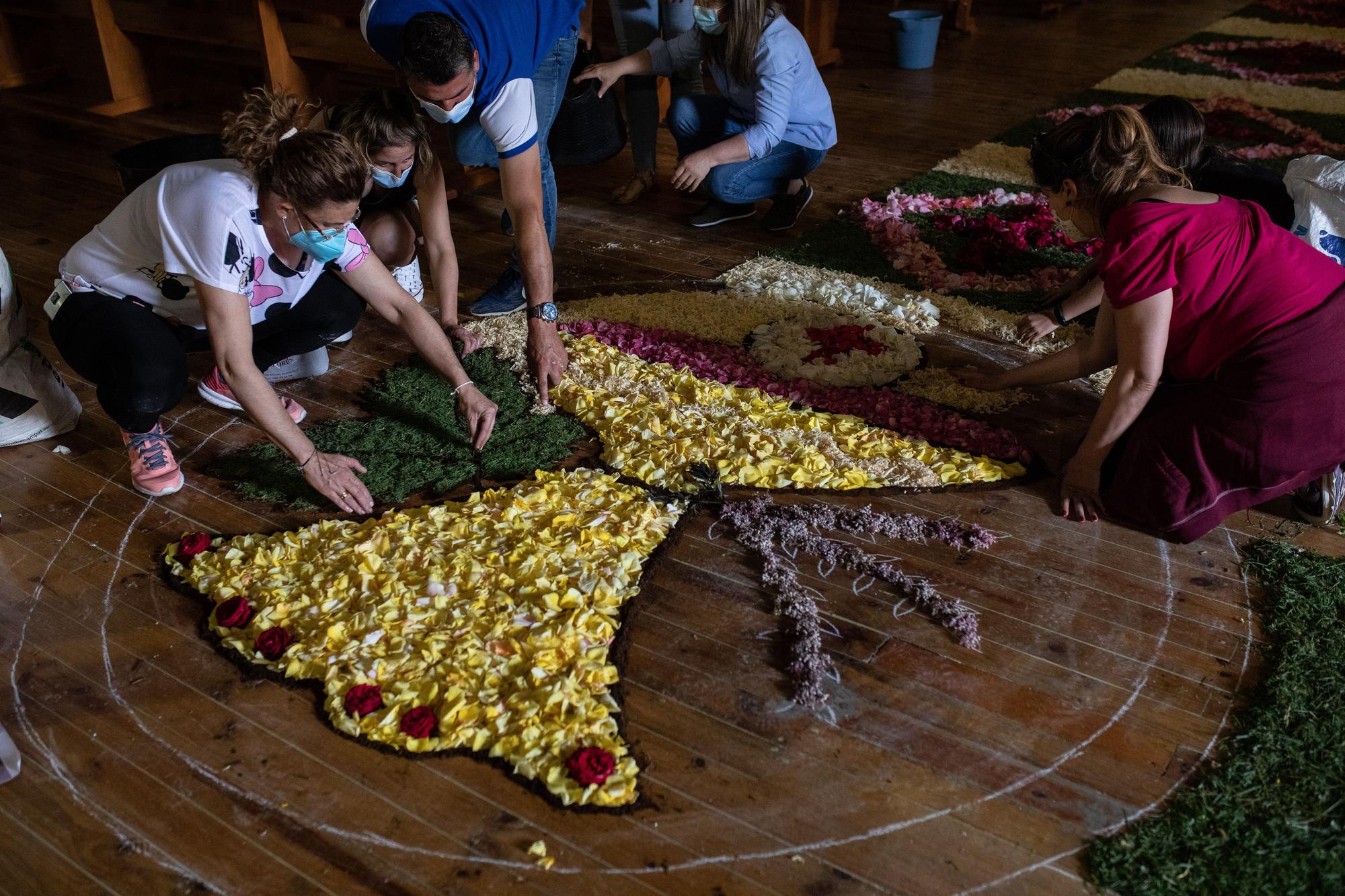 GALERÍA | El Perdigón, en Zamora, prepara la alfombra de flores del Corpus Christi