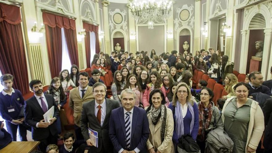 El alcalde de Badajoz recibe a escolares de una jornada para activar el talento