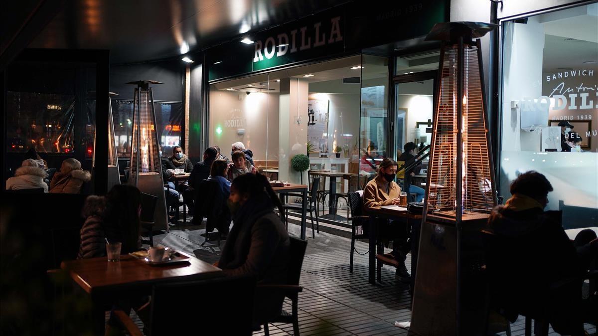 Una terraza de Madrid, este viernes, antes de las nuevas restricciones.