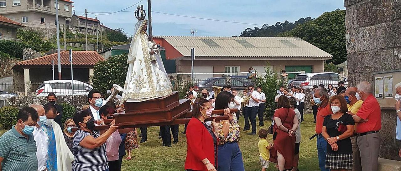 Llegada de la Virgen de los Milagros a la iglesia de San Xoán de Meaño. |   // TINO HERMIDA