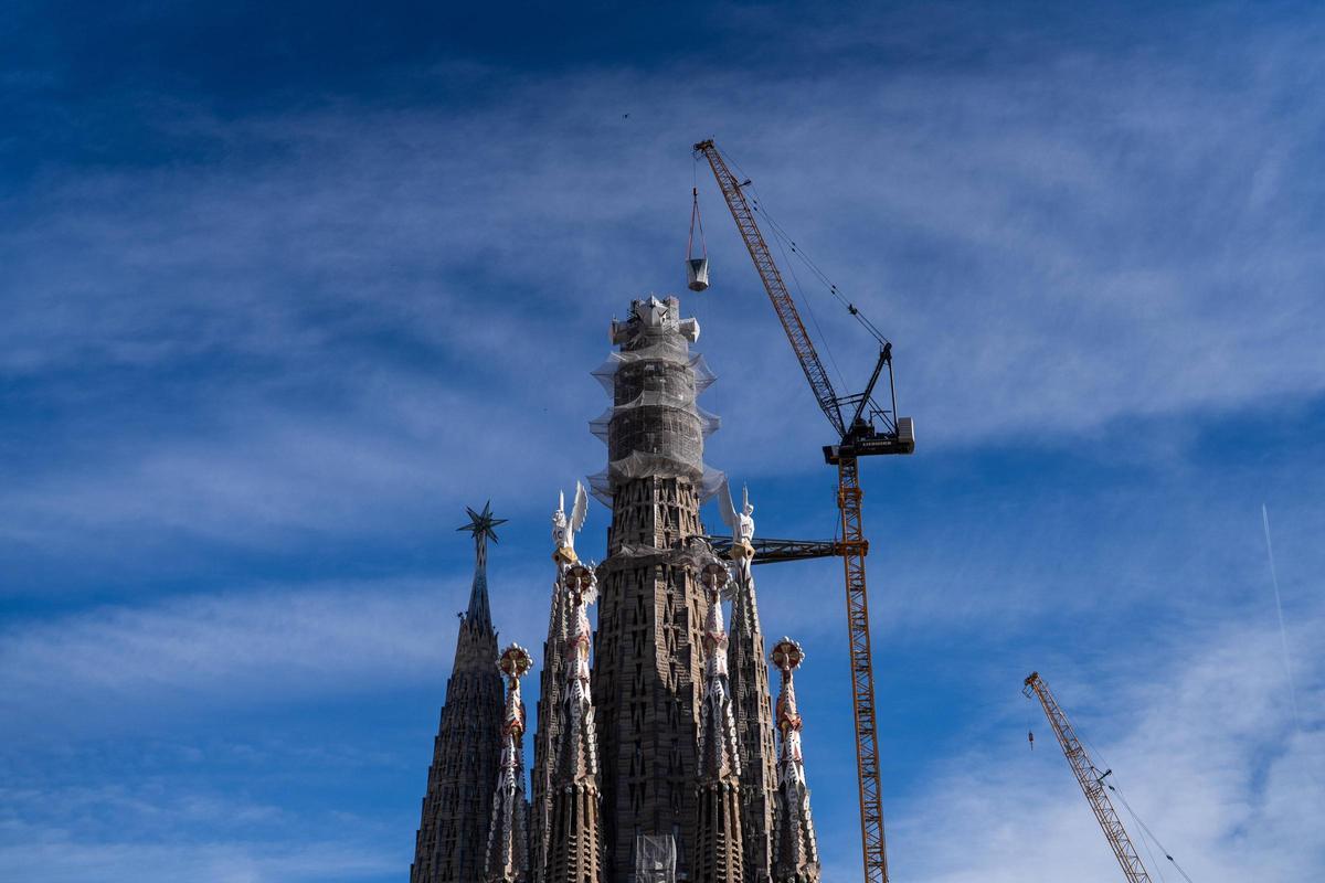 La Sagrada Família coloca la cima de su torre principal