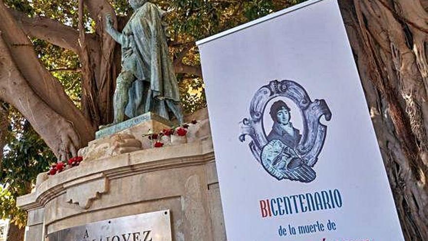 El logo del Bicentenario luce junto al monumento dedicado al actor.