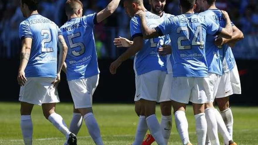 Los jugadores del Málaga felicitan a Ambrabat tras el tercer gol. // Efe