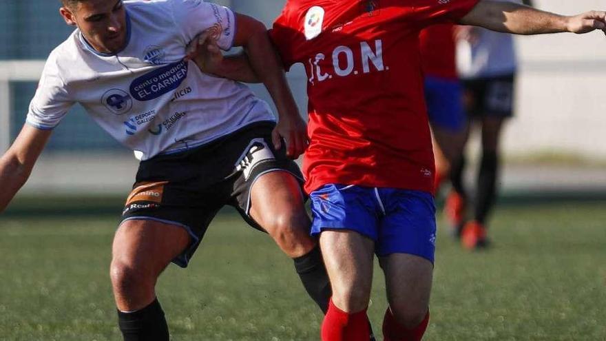 Un jugador del Choco lucha con uno del Ourense C.F. en el partido de ayer. // Ricardo Grobas