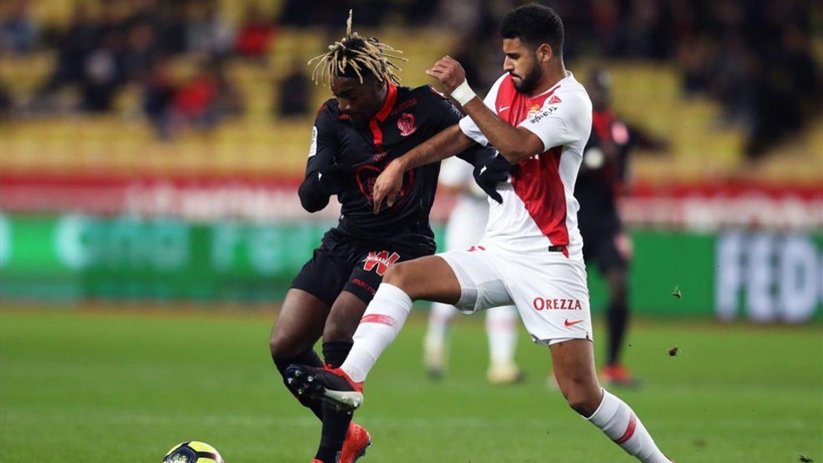 Saint-Maximin dio la de cal marcando y la de arena fallando un penalti