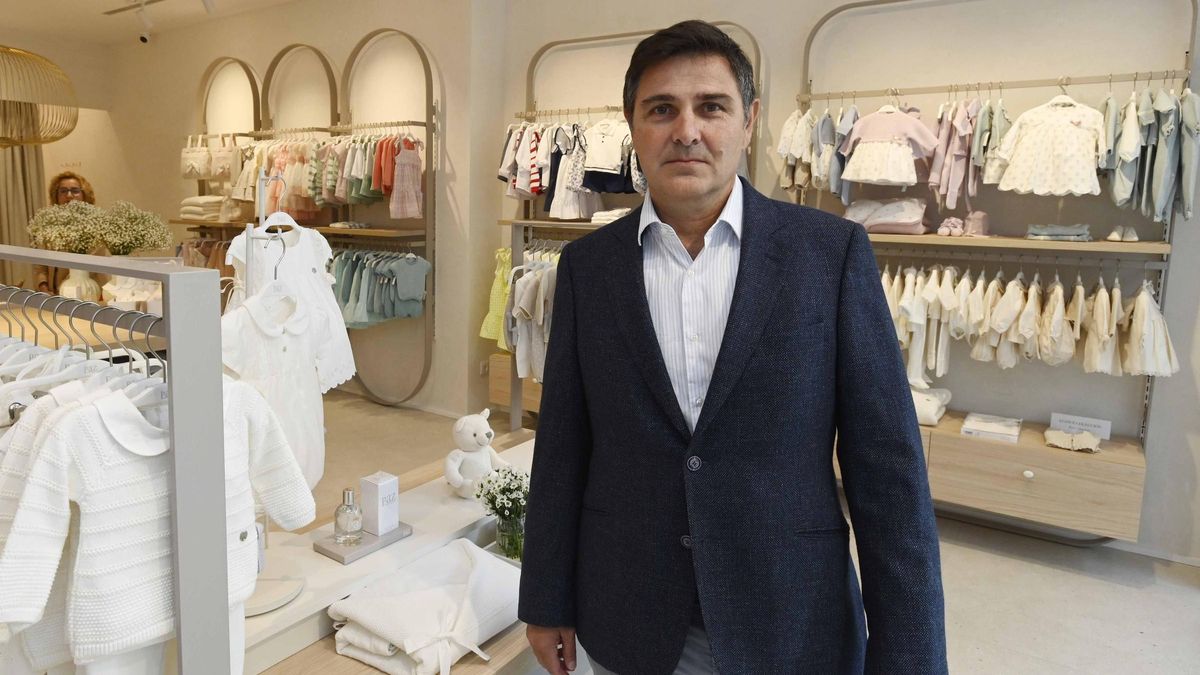 Álvaro Rodríguez-Toubes, consejero delegado de Paz Rodríguez, en la tienda abierta en Vigo.