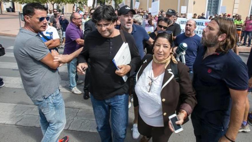 Auxiliado por el escolta del alcalde