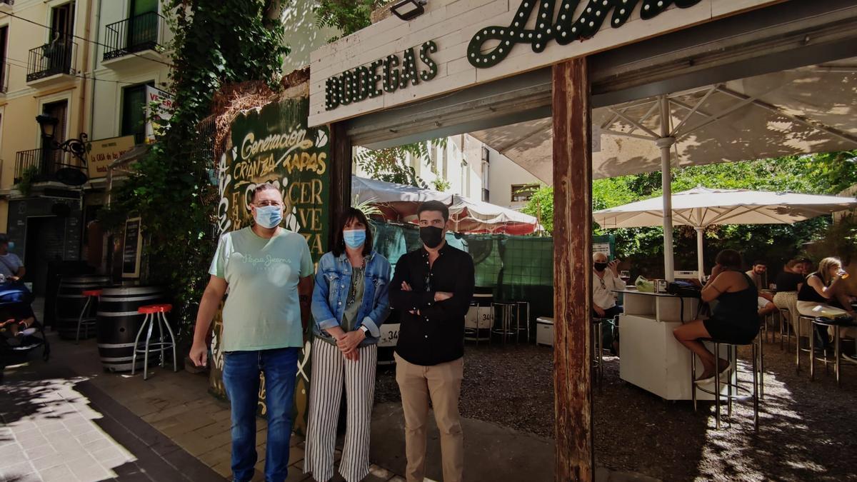 Los socialistas Lola Ranera y Horacio Royo con el dueño de Bodegas Almau.