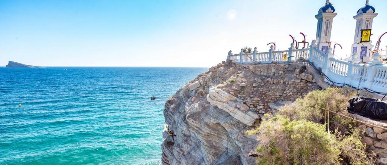 Benidorm refuerza el macizo del Castell para acabar con la caída de rocas al mar