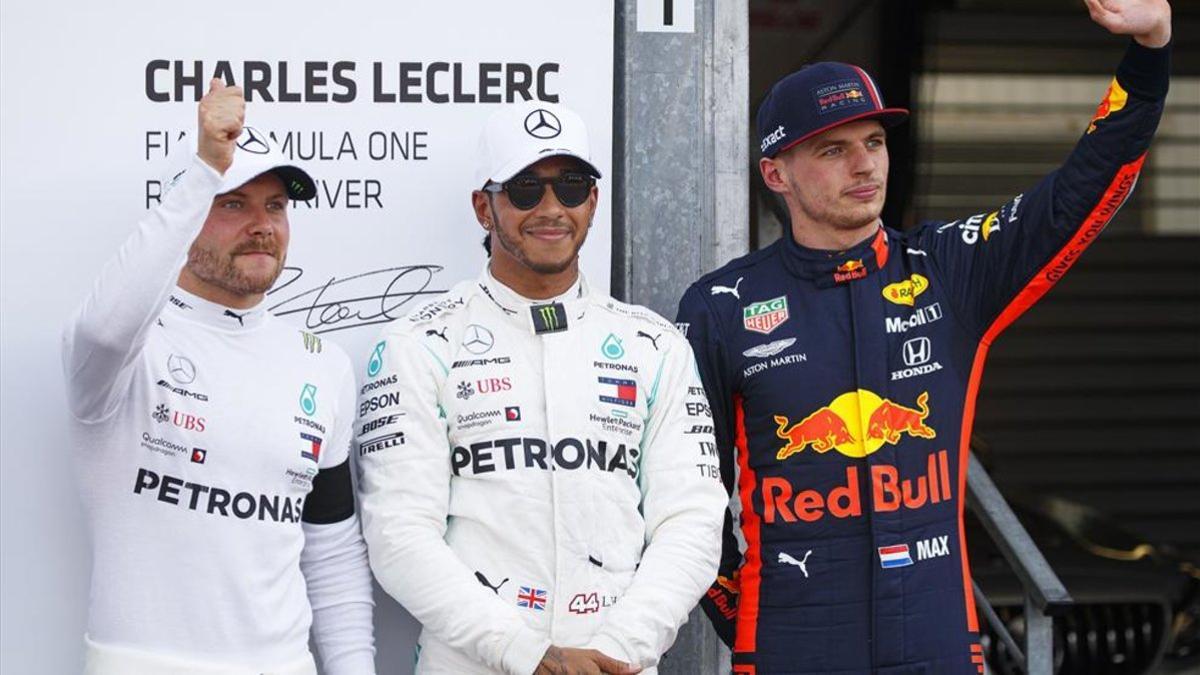 Hamilton y Bottas junto a Verstappen