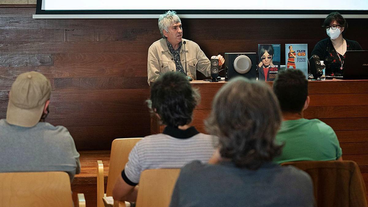 Arriba, presentación del libro “Club 45” de Alex Cooper. Abajo, firma de libros en el parque de La Marina.