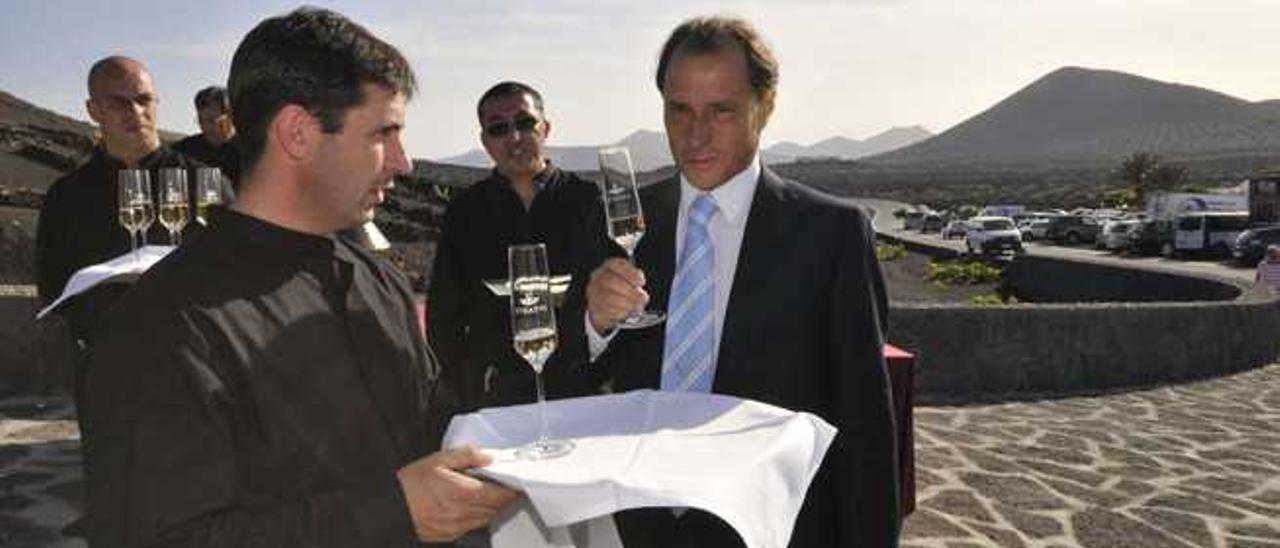 Juan Francisco Rosa (derecha) en la inauguración de la bodega Stratvs en marzo de 2010.