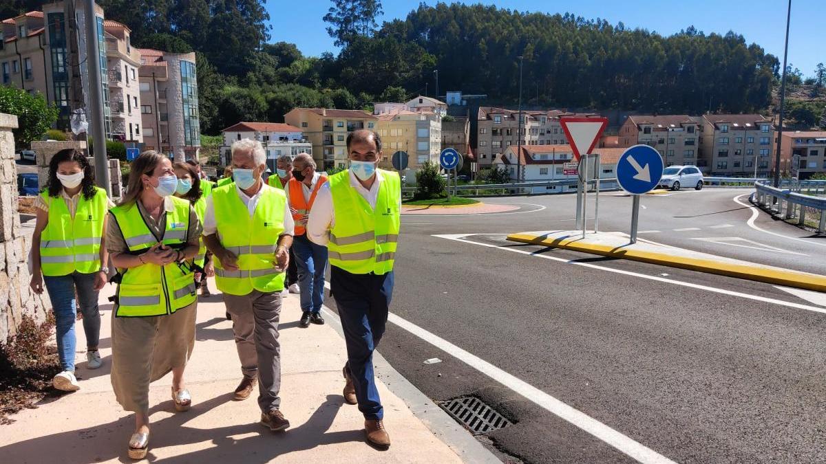 Visita de la conselleira y el alcalde a las obras finalizadas en la carretera PO-308 en Poio. // FdV