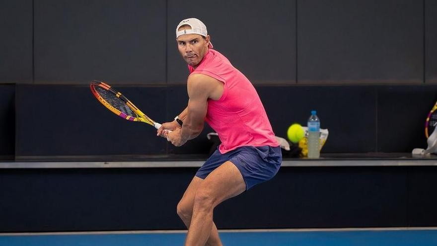 El campeón de 22 Grand Slam ejecuta un revés durante un entrenamiento en la Rafa Nadal Academy de Manacor