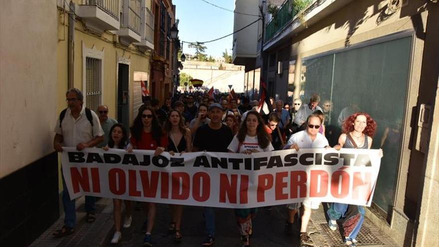 200 personas recuerdan a las víctimas de la Matanza de Badajoz