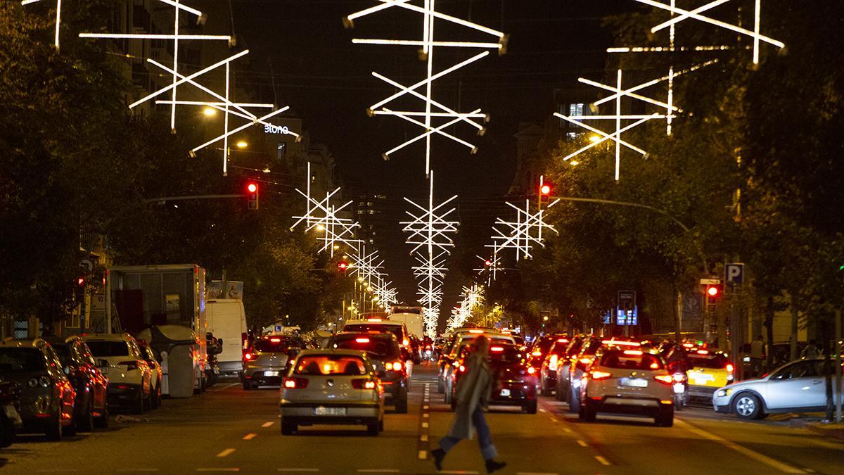 La calle Aragó cubre el cileo con leds