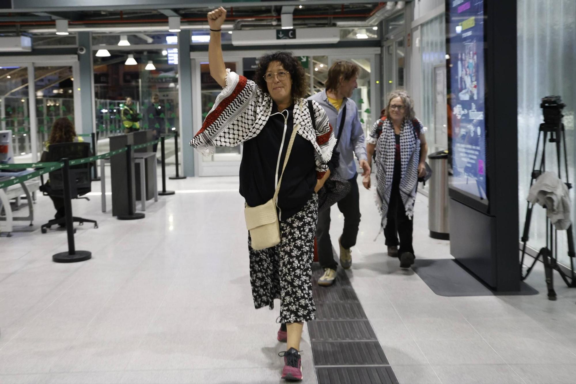 Llegada a Santiago de la activista gallega Sandra Garrido