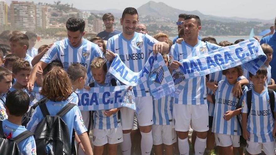 Los tres nuevos jugadores del Málaga CF -Juan Carlos, Charles y Espinho- se dieron un baño de malaguismo.