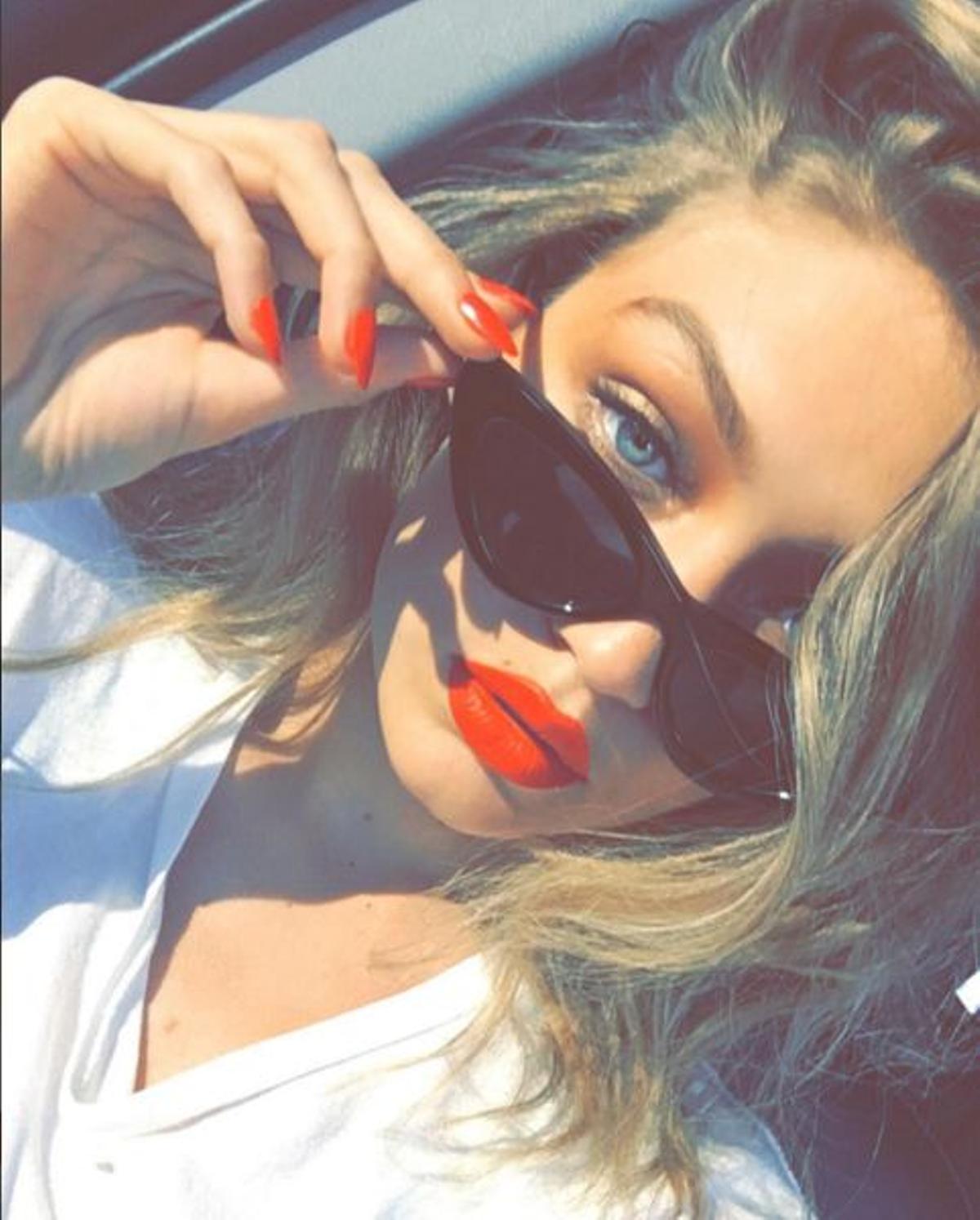 Gigi Hadid con labios rojos y gafas estilo ojo de gato