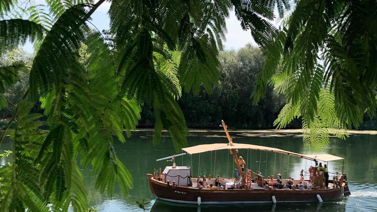 El llaüt Lo Roget recorriendo diversos tramos del río Ebro.
