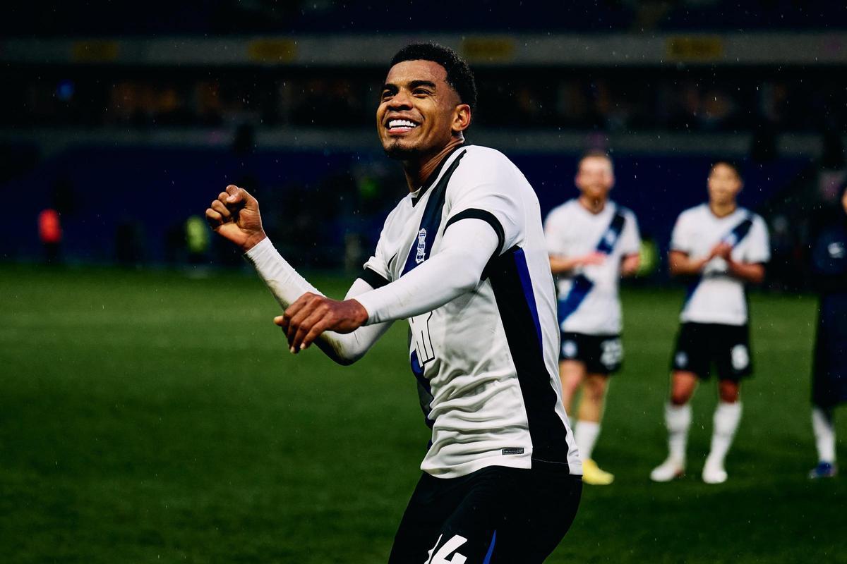 Solís celebra una victòria amb el Birmingham