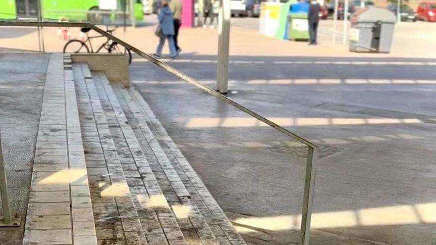 El PSPV exige mejoras para la estación de autobuses de Castelló: pantallas apagadas, baño impracticable, techo roto y falta de información