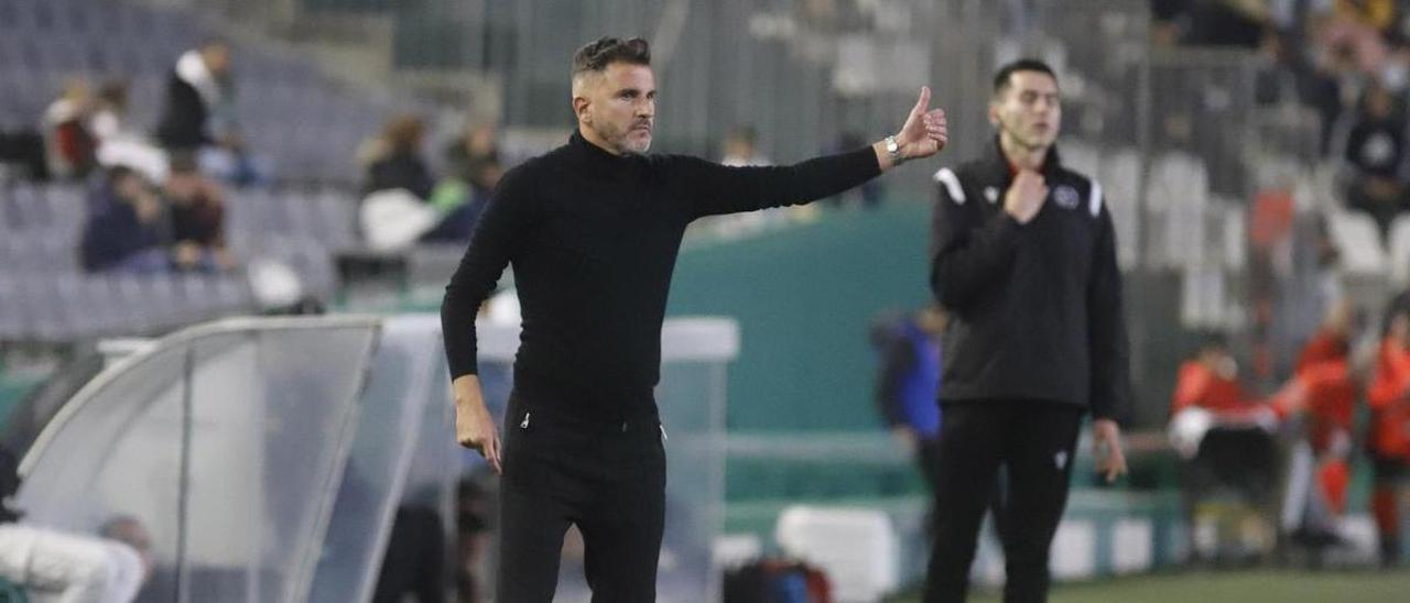 Iván Ania da instrucciones desde la banda de El Arcángel durante el Córdoba CF - Castellón del pasado sábado.