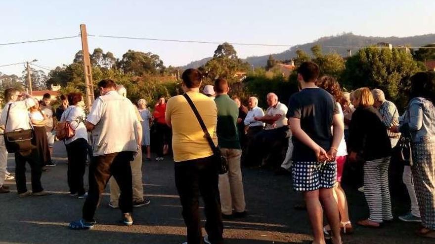 Un momento de la reunión del BNG con los vecinos de Loureda.