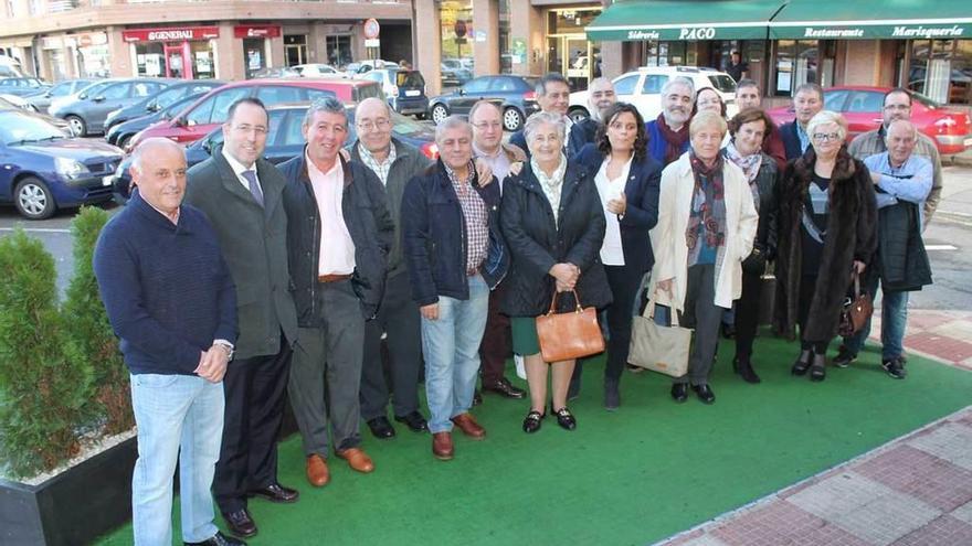 Representantes del PP junto a varios alcaldes de barrio de Siero, posando ayer en la Pola.