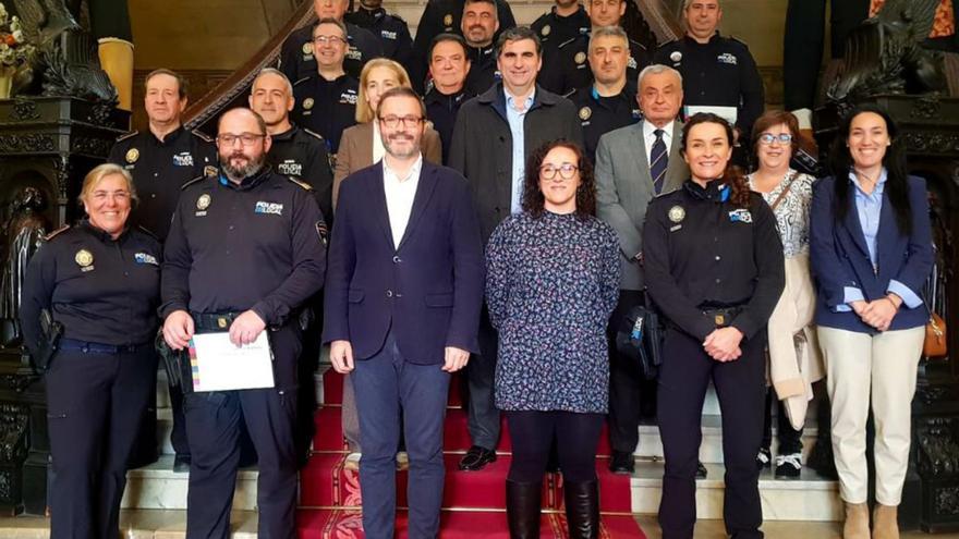 Los nuevos subinspectores posan con el alcalde en Cort.