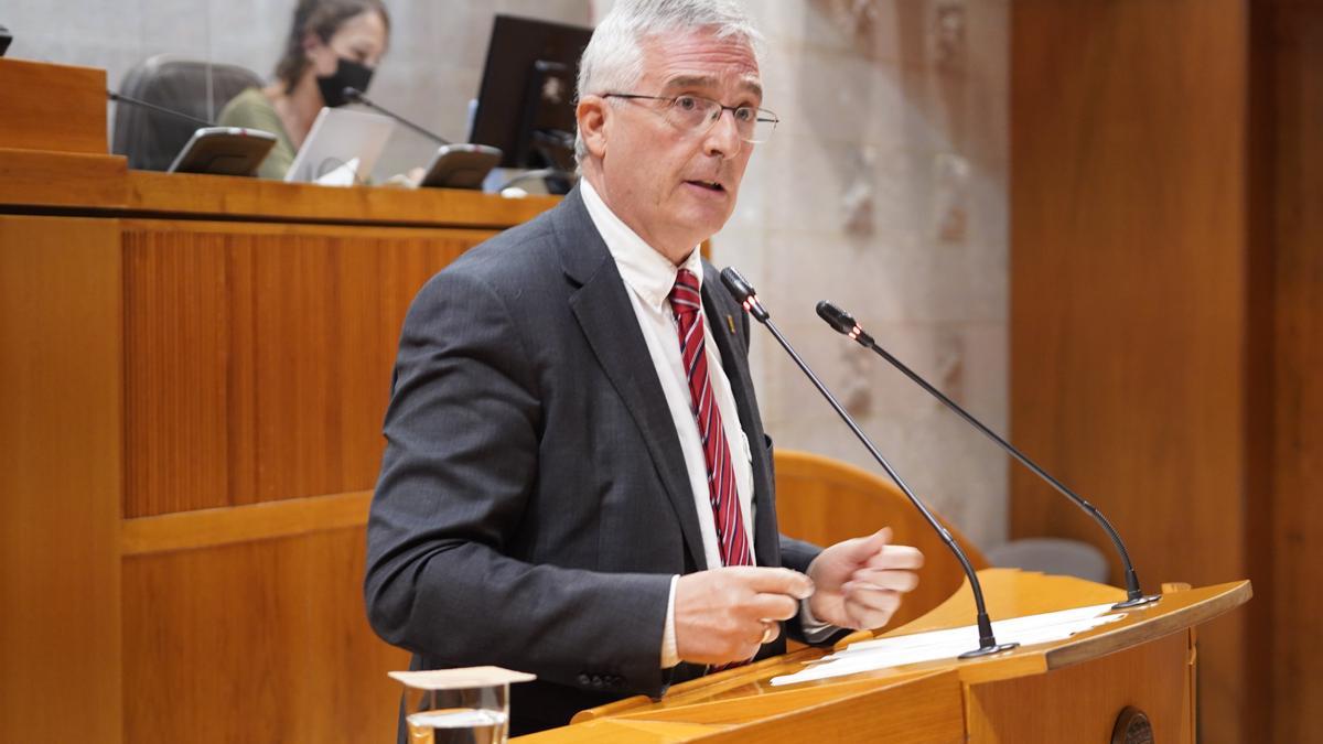 Joaquín Olona, el consejero de Medio Ambiente del Gobierno de Aragón, durante su intervención en la sesión plenaria.