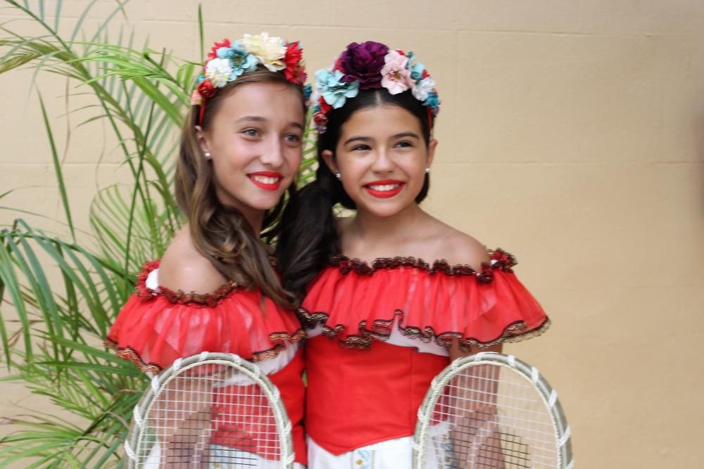 Marina, Sara, Rocío, Daniela y dos generaciones de embajadoras de la fiesta