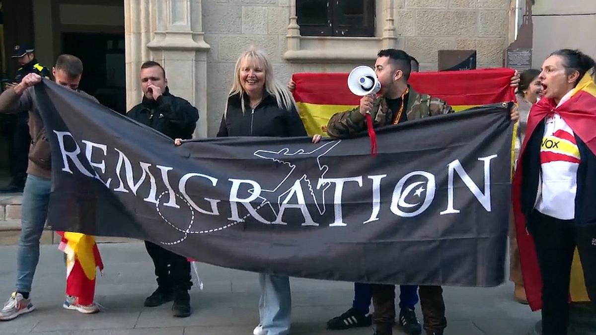 Imagen de Deport Them Now en la concentración de Mataró.