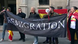 El líder de ‘Deport Them Now’ parece estar vinculado con Vox