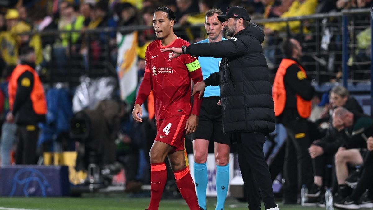 Klopp dando instrucciones a Van Dijk