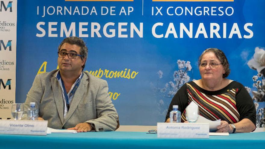 Vicente Olmo y Antonia Rodríguez en el Colegio de Médicos de Las Palmas.