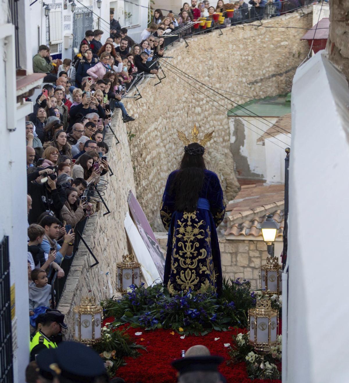 Fieles acompañando al Cristo de la Misericordia en la procesión del silencio de Elche el Jueves Santo de 2025. | ÁXEL ÁLVAREZ