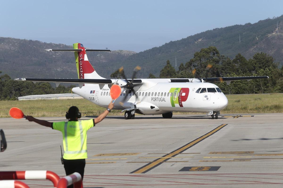 Avión de TAP Portugal en el aeropuerto de Peinador en el día del estreno de la ruta entre Lisboa y Vigo