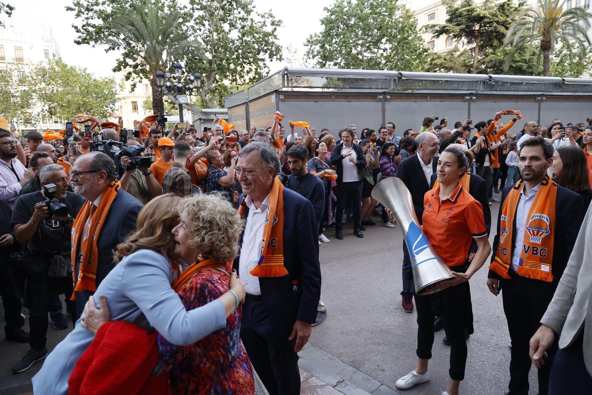 El Valencia Basket celebra en casa su triplete histórico