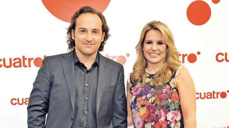 El presentador Iker Jiménez junto a su mujer Carmen Porter