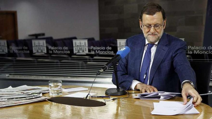 Mariano Rajoy, ayer, durante la entrevista que concedió a una emisora de radio. // Efe