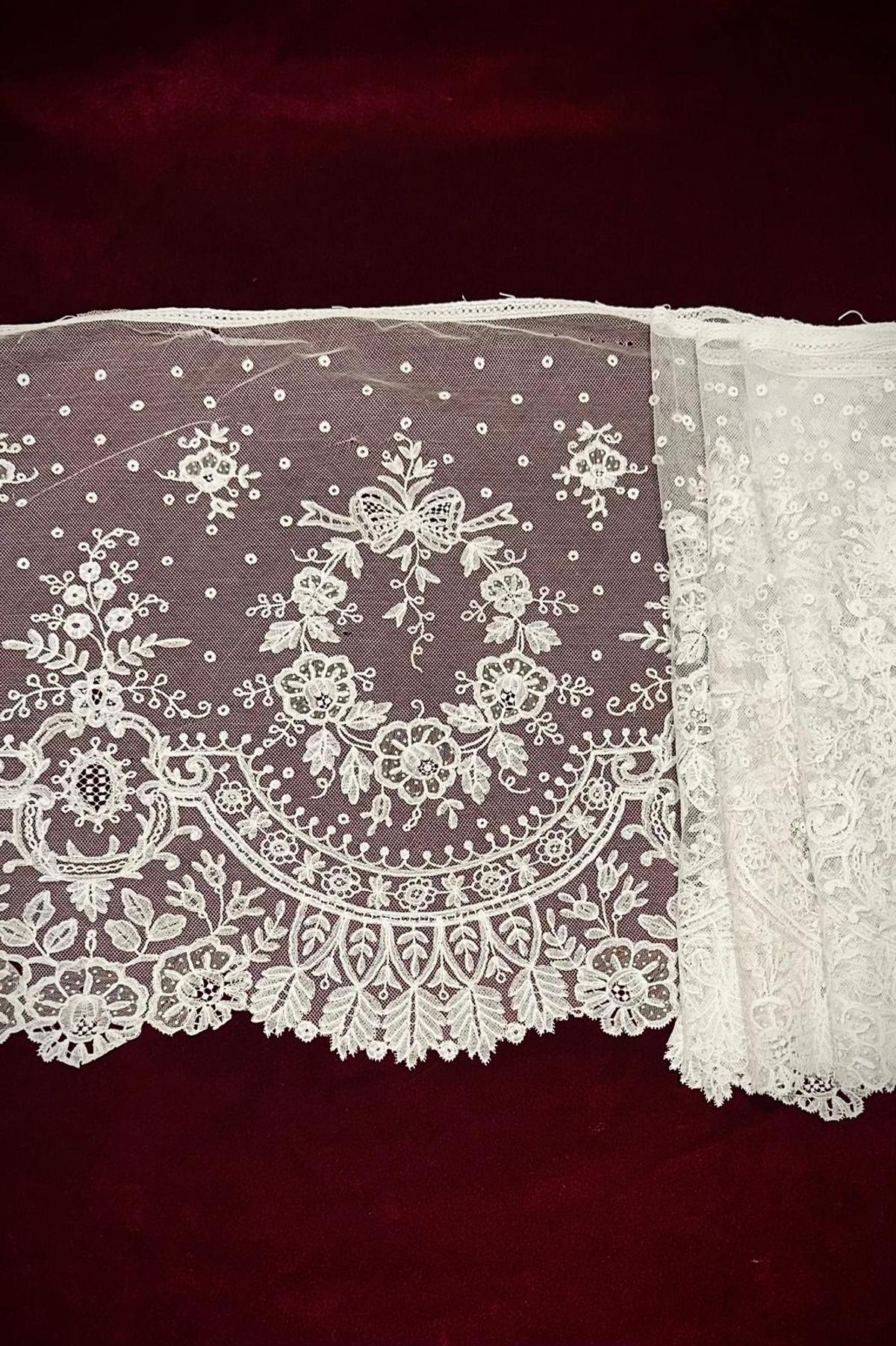 Detalle de la mantilla de encaje de Bruselas para el rostrillo de la Virgen de la Esperanza.