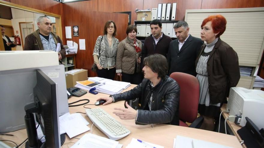 La funcionaria enviada por la Junta Local de Zona (derecha), junto al alcalde y otros ediles durante el sorteo de las mesas, esta mañana en el consistorio.