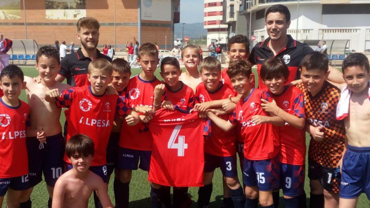 Los equipos alevín A y benjamín A de la UE Tavernes, campeones de liga