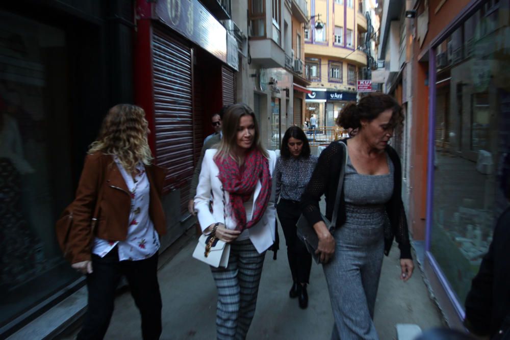 Familiares y amigos asisten a una misa en recuerdo de Ana Bandera en la iglesia de San Juan.