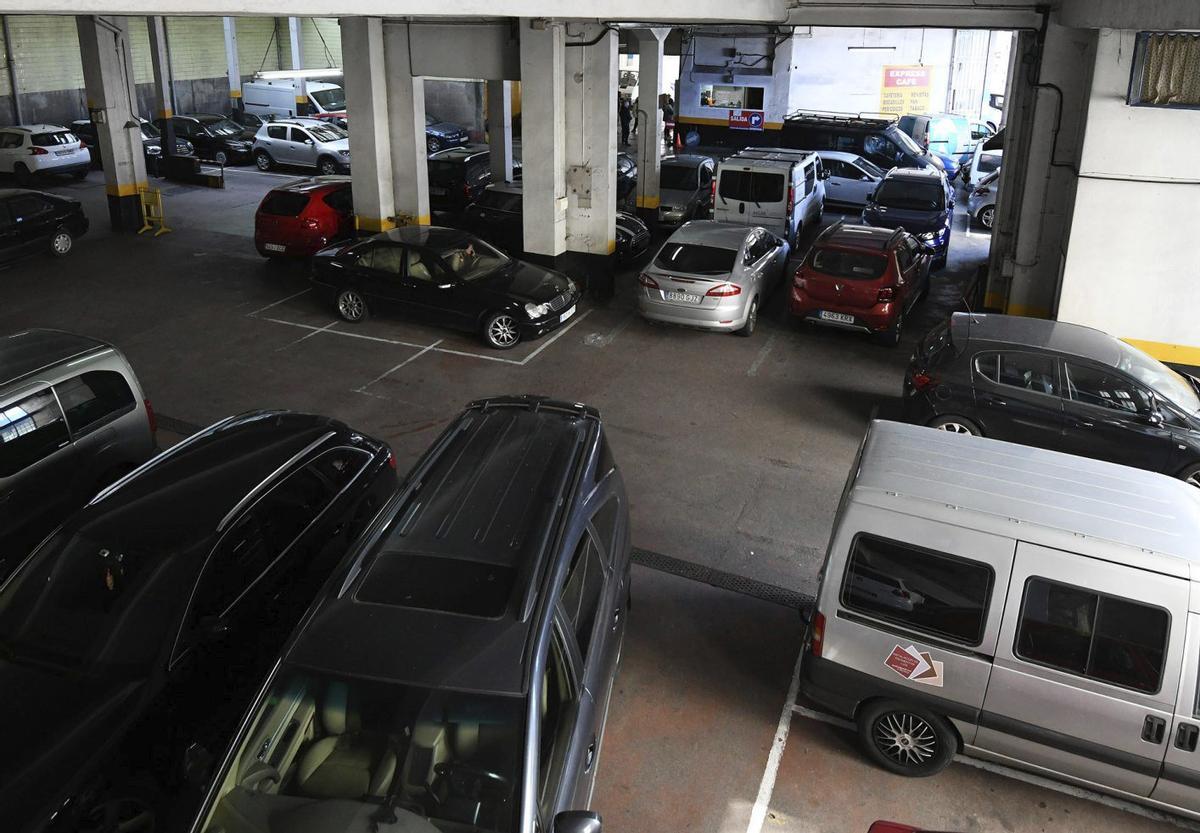 Varios coches aparcados en un garaje de la ciudad.